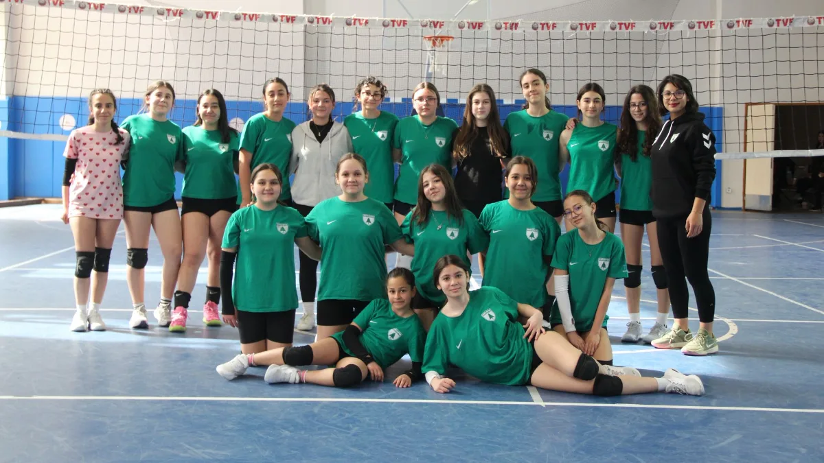 Muğlaspor Voleybol Antrenörü Şevvanur Çeviker, altyapıda üç farklı kategoride yoğun