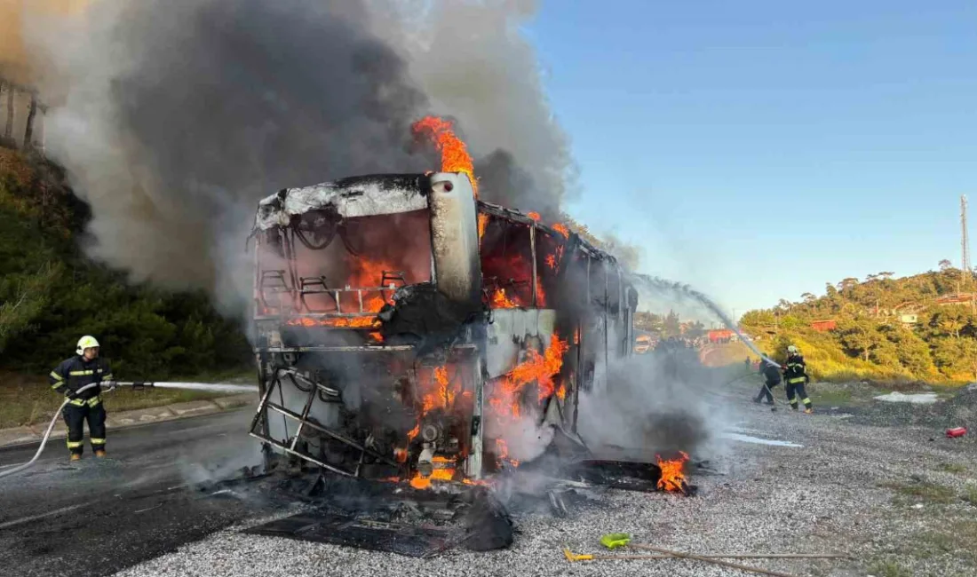 Marmaris-Datça yolunda seyir halindeyken alev alan tur otobüsü tamamen küle