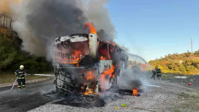 Marmaris-Datça yolunda seyir halindeyken alev alan tur otobüsü tamamen küle