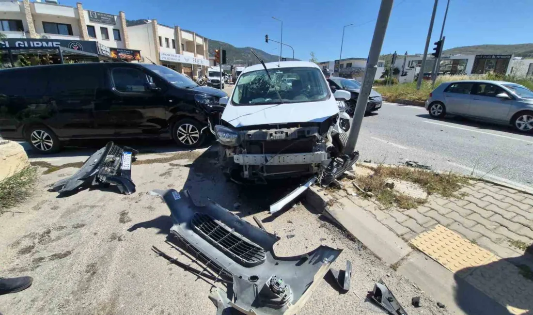 Bodrum Ortakent'te üç aracın karıştığı zincirleme kazada sinyalizasyon direğine çarparak