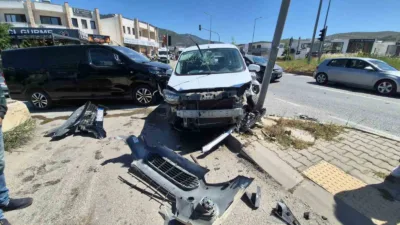Bodrum Ortakent'te üç aracın karıştığı zincirleme kazada sinyalizasyon direğine çarparak