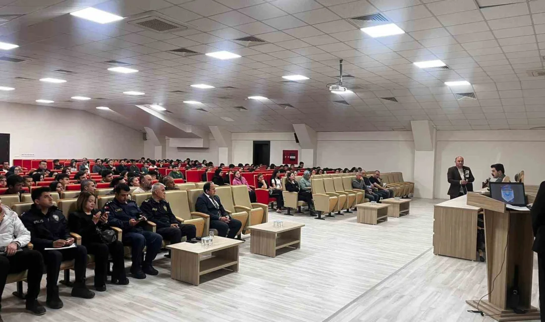 Seydikemer’de Cumhuriyet Savcısı Fehmi Yöndemli’nin katılımıyla düzenlenen seminerde, öğrencilere bilişim