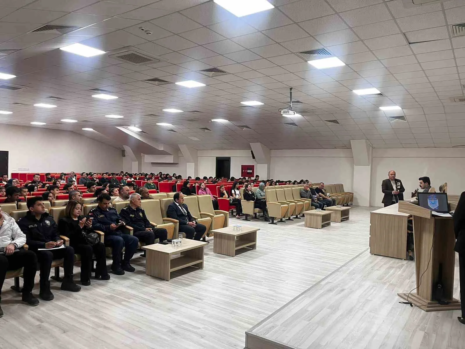 Seydikemer’de Cumhuriyet Savcısı Fehmi Yöndemli’nin katılımıyla düzenlenen seminerde, öğrencilere bilişim