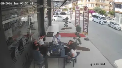 Mersin’de bir emlakçı dükkanı önünde oturan vatandaşlar, 5. kattan masalarına