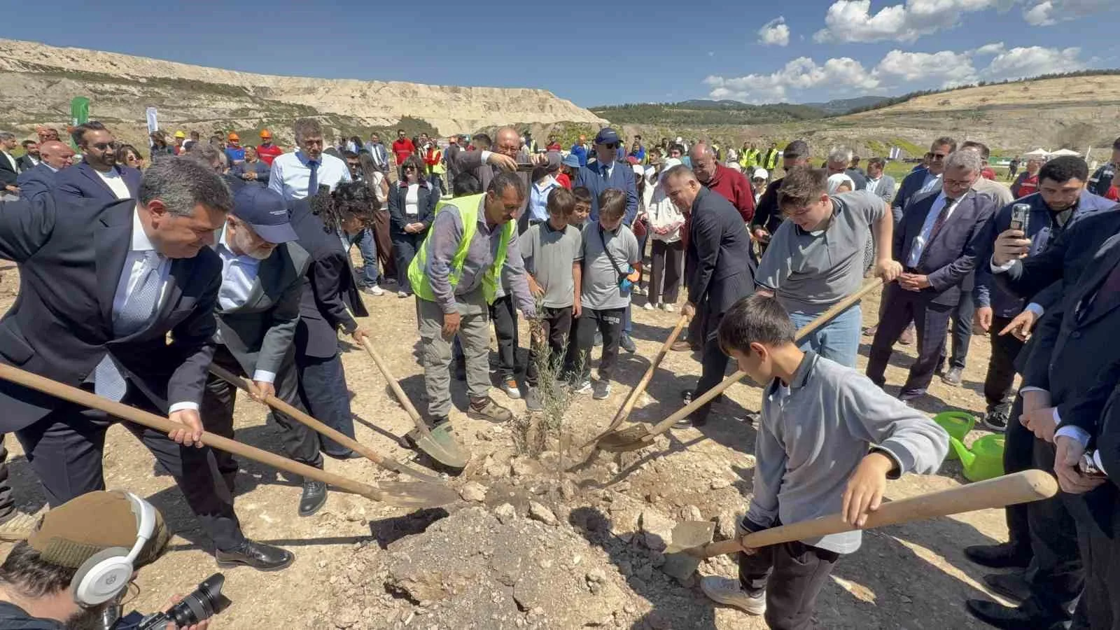 Milas Hüsamlar rehabilitasyon sahasında düzenlenen etkinlikte, 4 bin zeytin fidanı