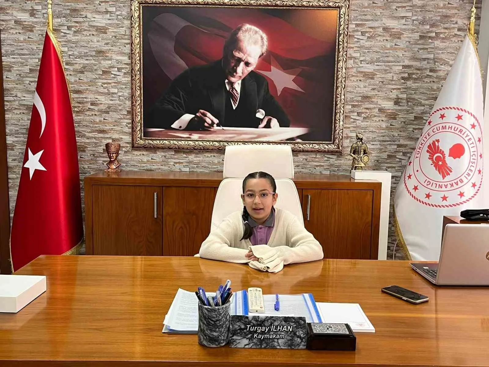 Yatağan'da 23 Nisan kutlamaları kapsamında kaymakamlık koltuğuna oturan 4. sınıf