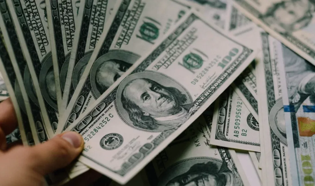 İstanbul Kapalıçarşı'da güne yükselişle başlayan döviz kurlarında dolar 45,4170 liradan,