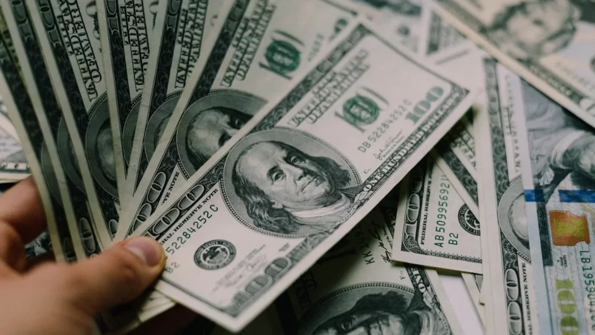 İstanbul Kapalıçarşı'da güne yükselişle başlayan döviz kurlarında dolar 45,4170 liradan,