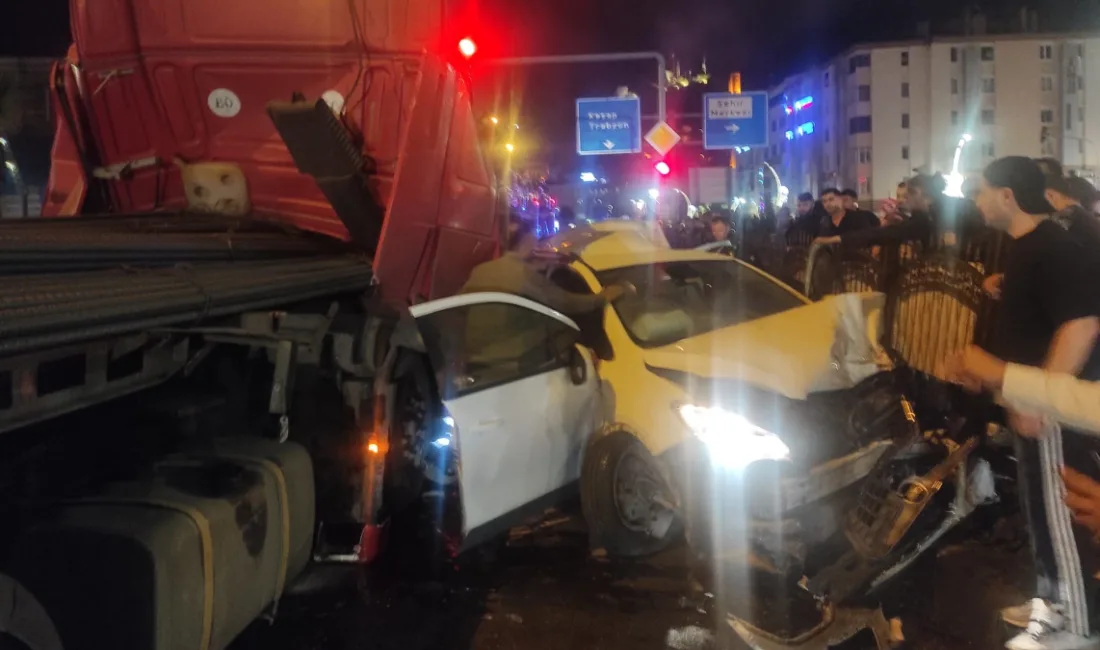 Giresun’da Karadeniz Sahil Yolu üzerinde kırmızı ışıkta bekleyen otomobillere bir