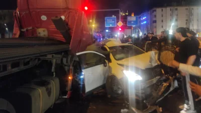 Giresun’da Karadeniz Sahil Yolu üzerinde kırmızı ışıkta bekleyen otomobillere bir