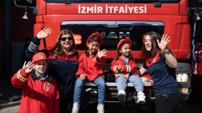 İzmir Büyükşehir Belediyesi bünyesinde görev yapan itfaiyeci anneler, Anneler Günü'nde