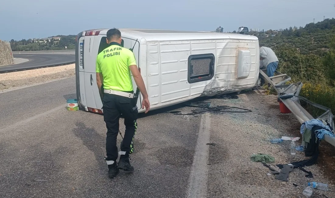 Kuşadası-Selçuk karayolunda yolcu minibüsü ile otomobilin çarpışması sonucu meydana gelen
