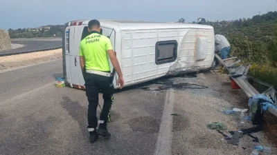 Kuşadası-Selçuk karayolunda yolcu minibüsü ile otomobilin çarpışması sonucu meydana gelen