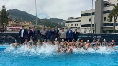 Marmaris Belediyesi’ne ait havuzun kapatılmasıyla mağdur olan ve antrenman için