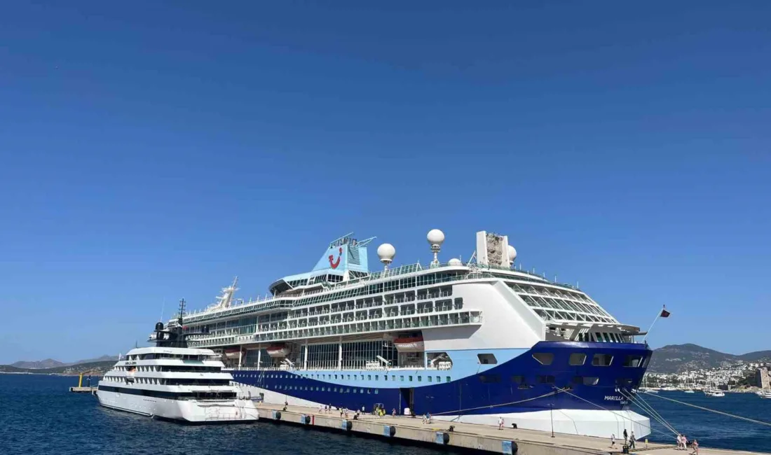 Muğla'nın Bodrum ilçesine yanaşan Malta bayraklı "Marella Discovery" ve Bahama