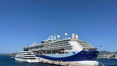 Muğla'nın Bodrum ilçesine yanaşan Malta bayraklı "Marella Discovery" ve Bahama