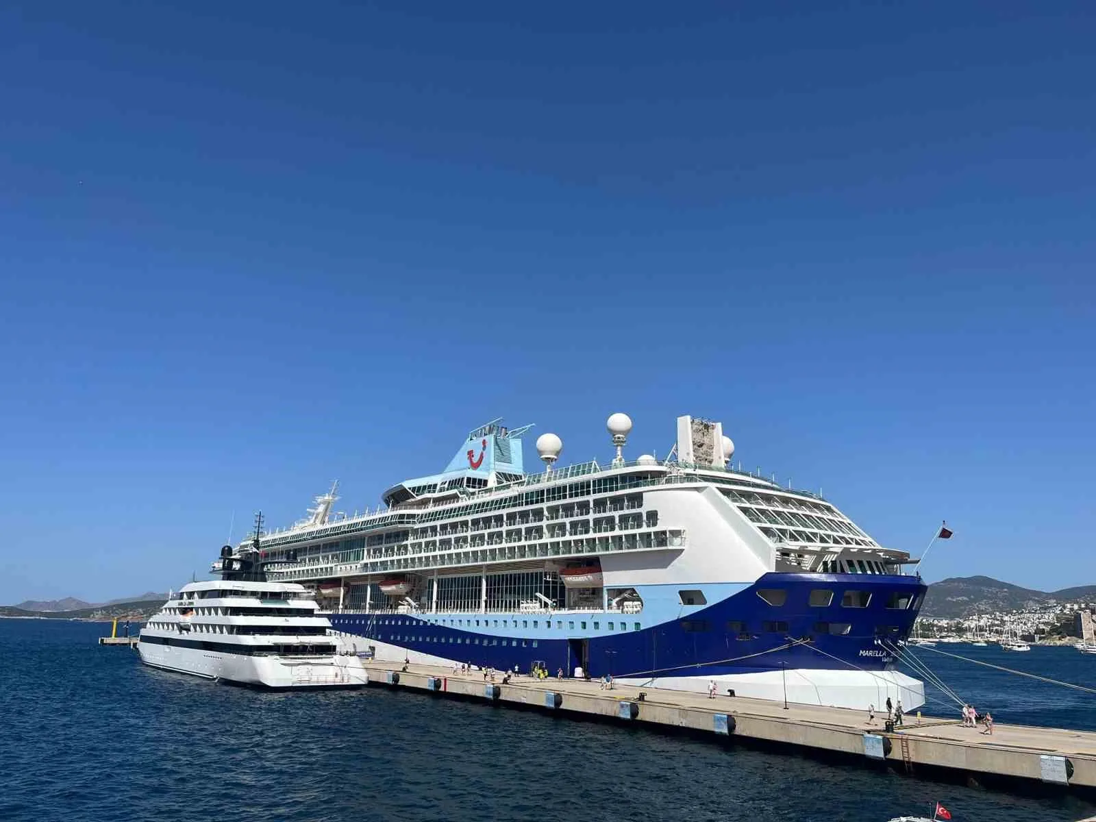 Muğla'nın Bodrum ilçesine yanaşan Malta bayraklı "Marella Discovery" ve Bahama