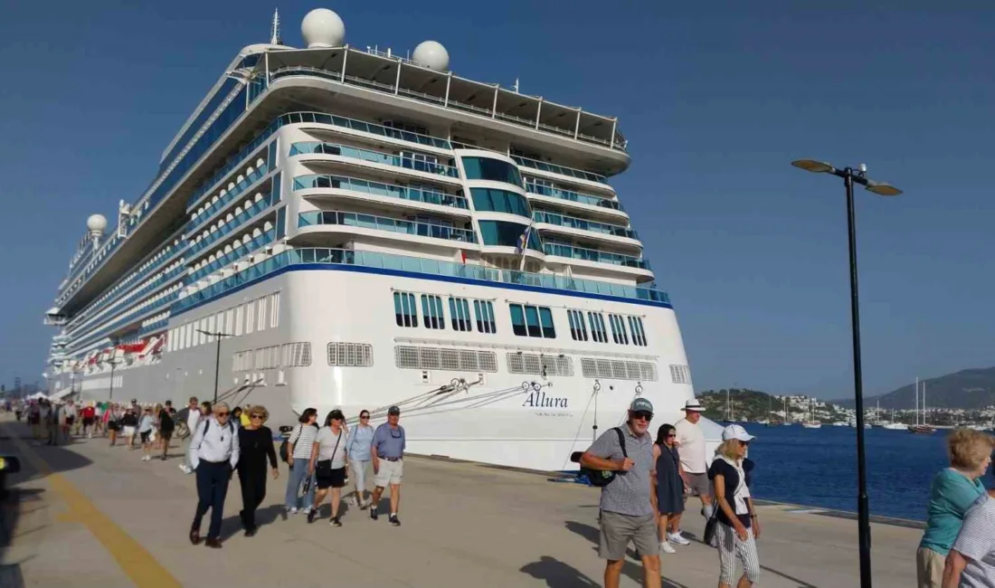 Muğla'nın Bodrum ilçesine Fethiye'den gelen Marshall Adaları bayraklı dev kruvaziyer