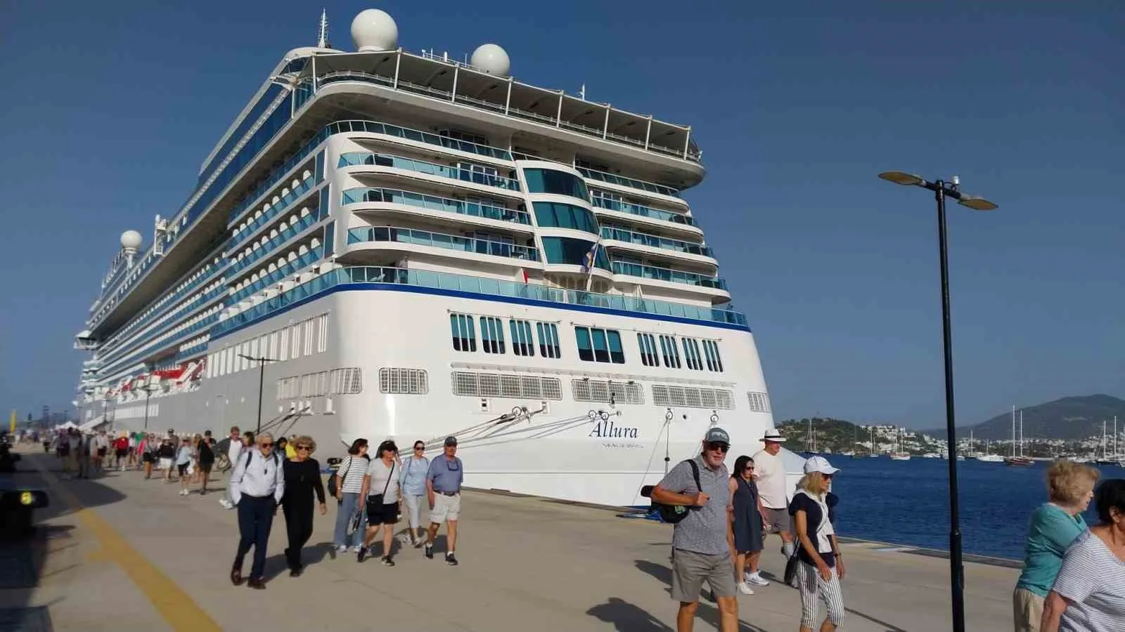 Muğla'nın Bodrum ilçesine Fethiye'den gelen Marshall Adaları bayraklı dev kruvaziyer