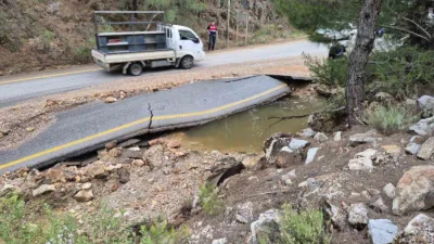 Muğla'nın Bodrum ilçesinde Torba-Gölköy yolundaki ana isale hattının patlaması sonucu