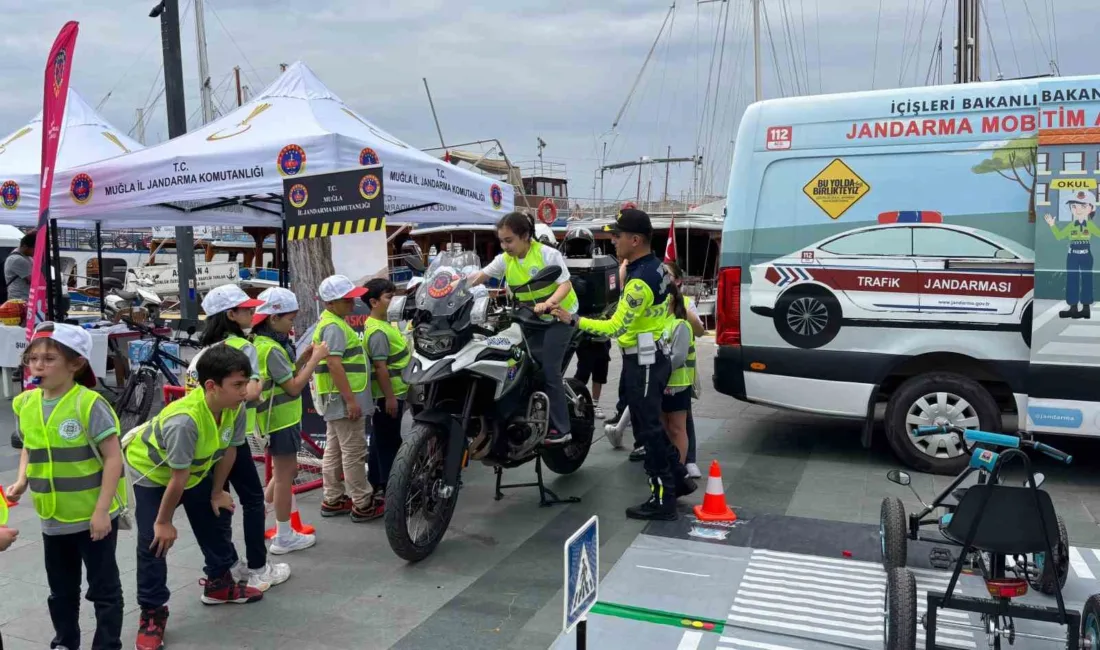 Bodrum’da Trafik Haftası dolayısıyla düzenlenen etkinlikte jandarma ve emniyet ekipleri,