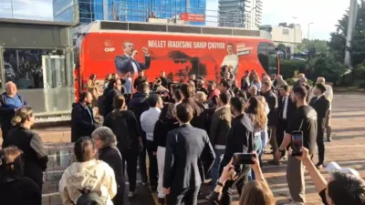 CHP Genel Merkezi önünde toplanan bir grubun TGRT Haber çalışanları
