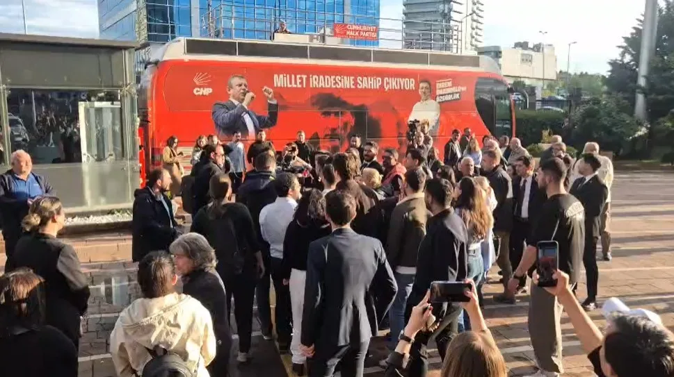 CHP Genel Merkezi önünde toplanan bir grubun TGRT Haber çalışanları