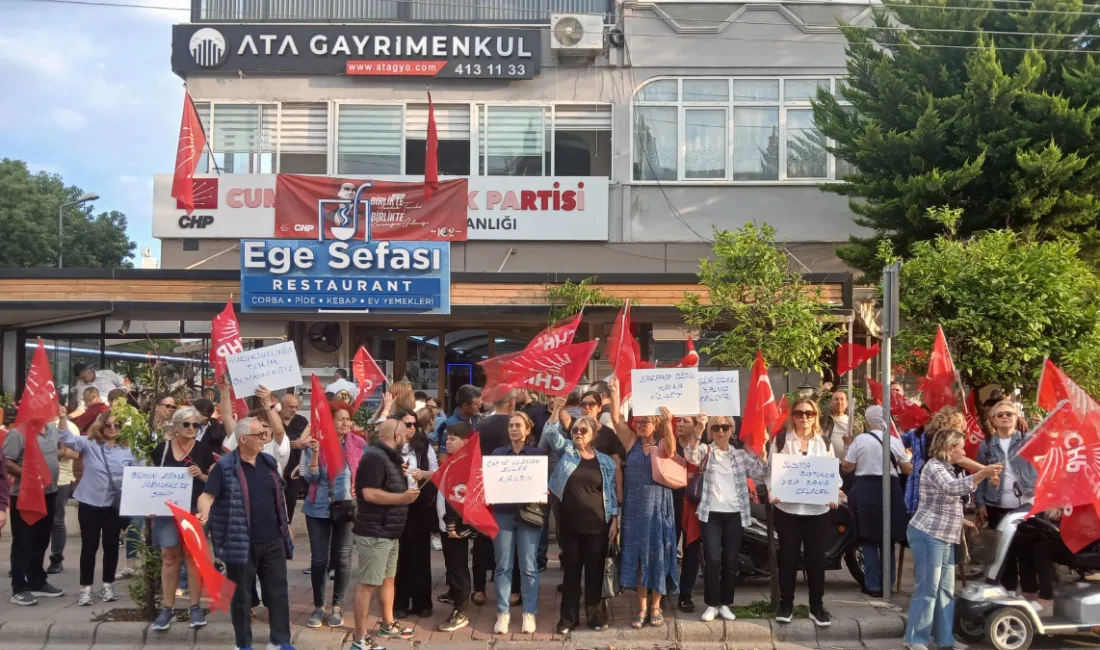 CHP Marmaris İlçe Başkanlığı önünde bir araya gelen partililer ve