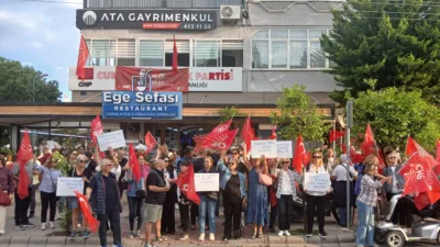 CHP Marmaris İlçe Başkanlığı önünde bir araya gelen partililer ve