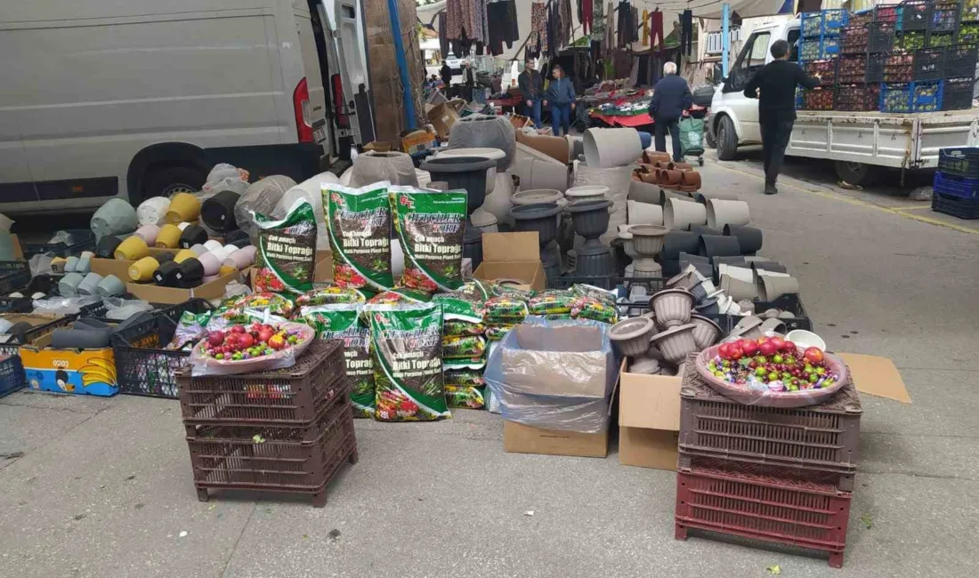 Denizli’nin Mehmetçik Mahallesi'ndeki Demokrasi Meydanı Pazaryerinde tezgâh açan pazarcı esnafı