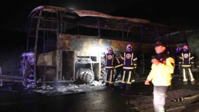 Denizli'nin Sarayköy ilçesinde kontrolden çıkarak bariyerlere çarpan ve alev topuna