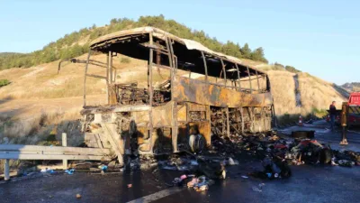 Denizli-Aydın Otoyolu'nda kontrolden çıkıp bariyerlere çarparak alev topuna dönen yolcu