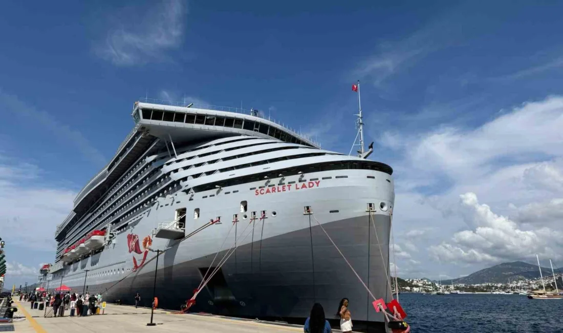 Bodrum, 277 metre uzunluğundaki dev kruvaziyer "Scarlet Lady" ve "Monet"