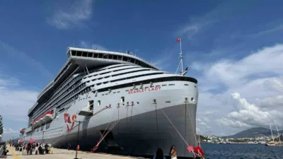 Bodrum, 277 metre uzunluğundaki dev kruvaziyer "Scarlet Lady" ve "Monet"