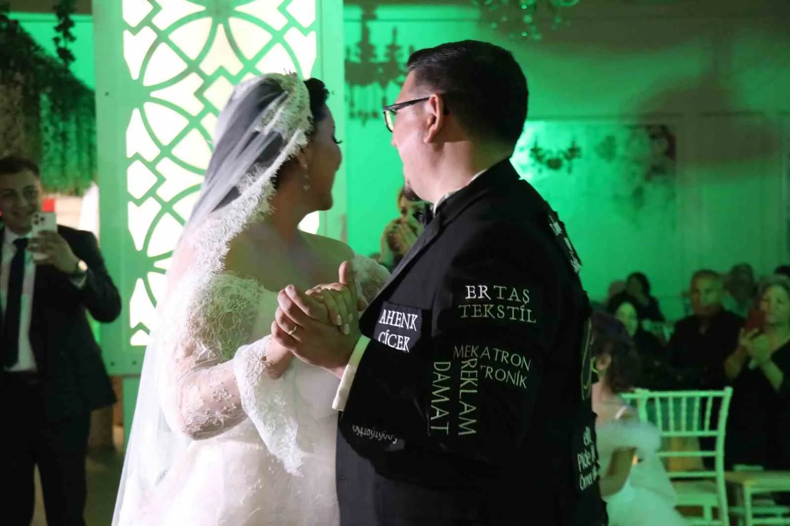 Denizli'de artan düğün maliyetlerine ilginç bir çözüm bulan damat Ramazan