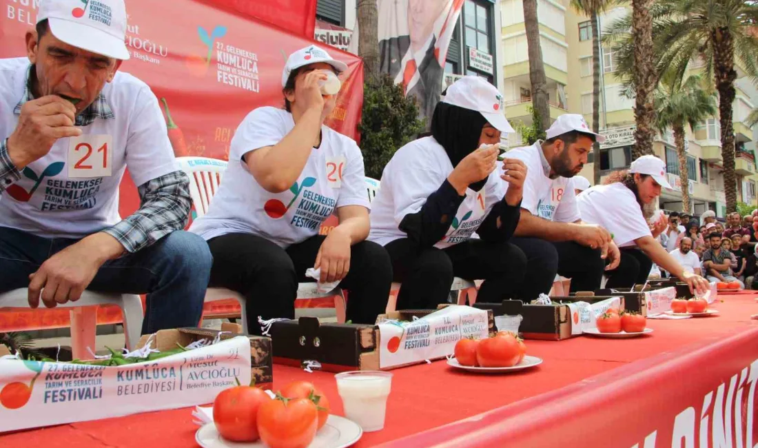 Antalya Kumluca'daki Tarım ve Seracılık Festivali kapsamında düzenlenen acı biber