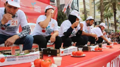 Antalya Kumluca'daki Tarım ve Seracılık Festivali kapsamında düzenlenen acı biber