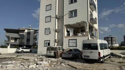 Antalya'nın Serik ilçesinde sabaha karşı bir apartman dairesinde tüp gazı