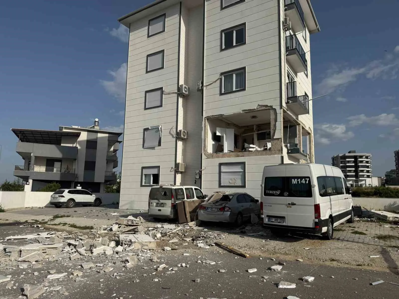 Antalya'nın Serik ilçesinde sabaha karşı bir apartman dairesinde tüp gazı