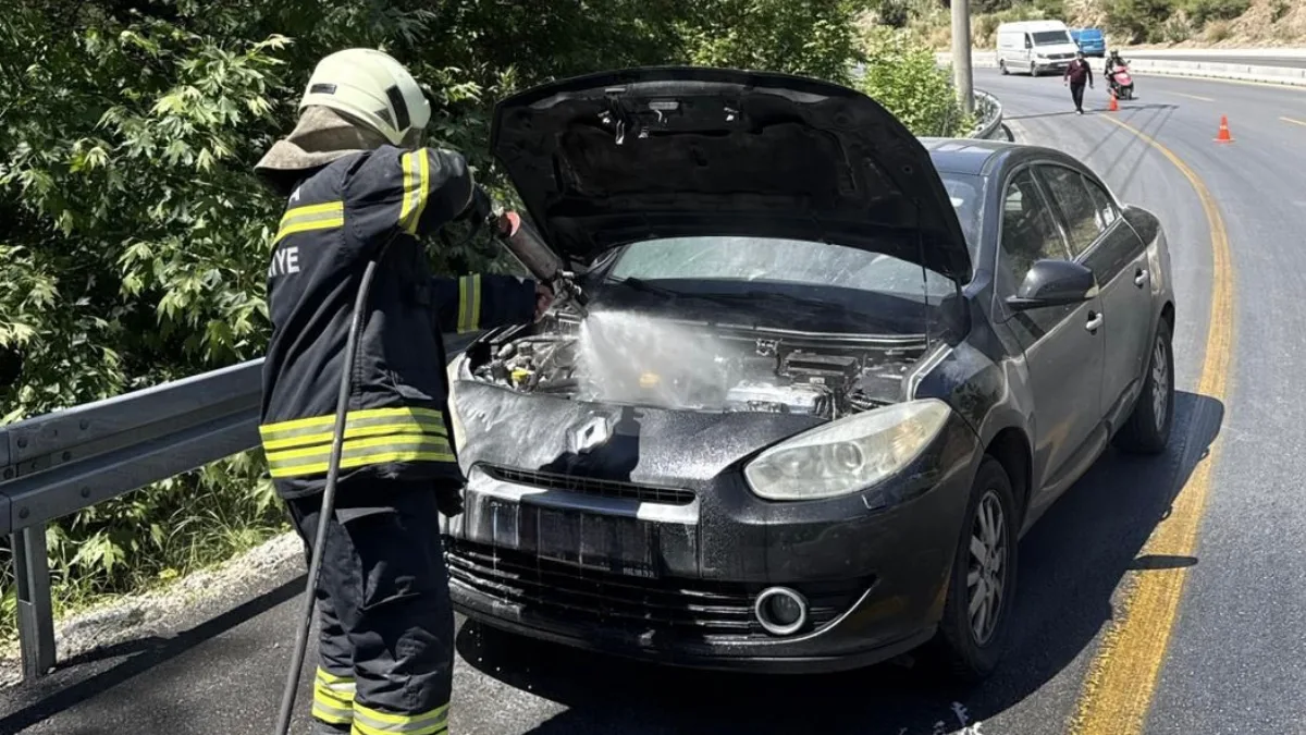 Fethiye Ölüdeniz yolu üzerinde hararet yapan bir araçta çıkan yangın,