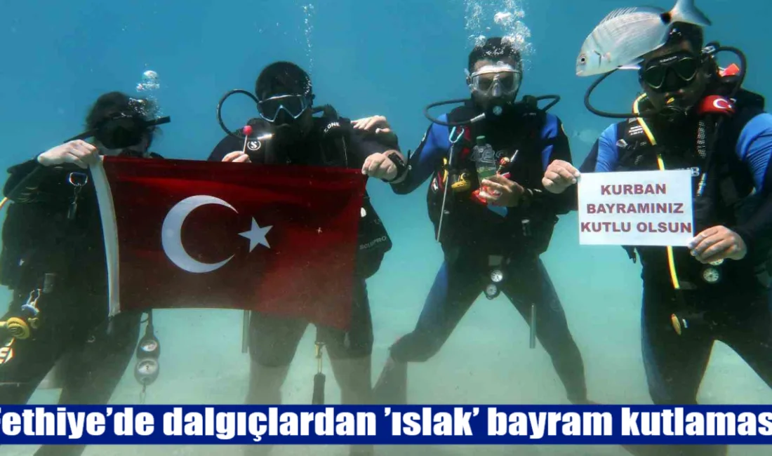 Muğla’nın Fethiye ilçesinde deniz altında Türk bayrağı açarak bayramlaşan bir