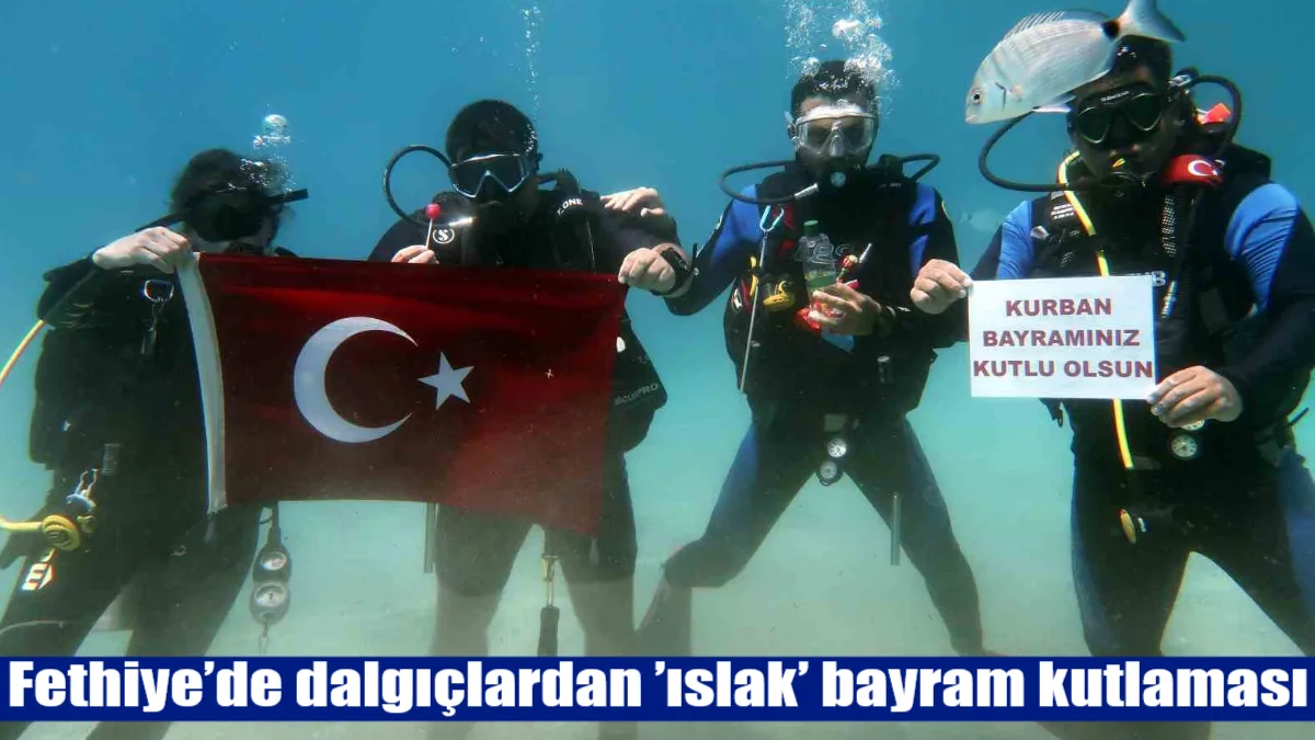 Muğla’nın Fethiye ilçesinde deniz altında Türk bayrağı açarak bayramlaşan bir