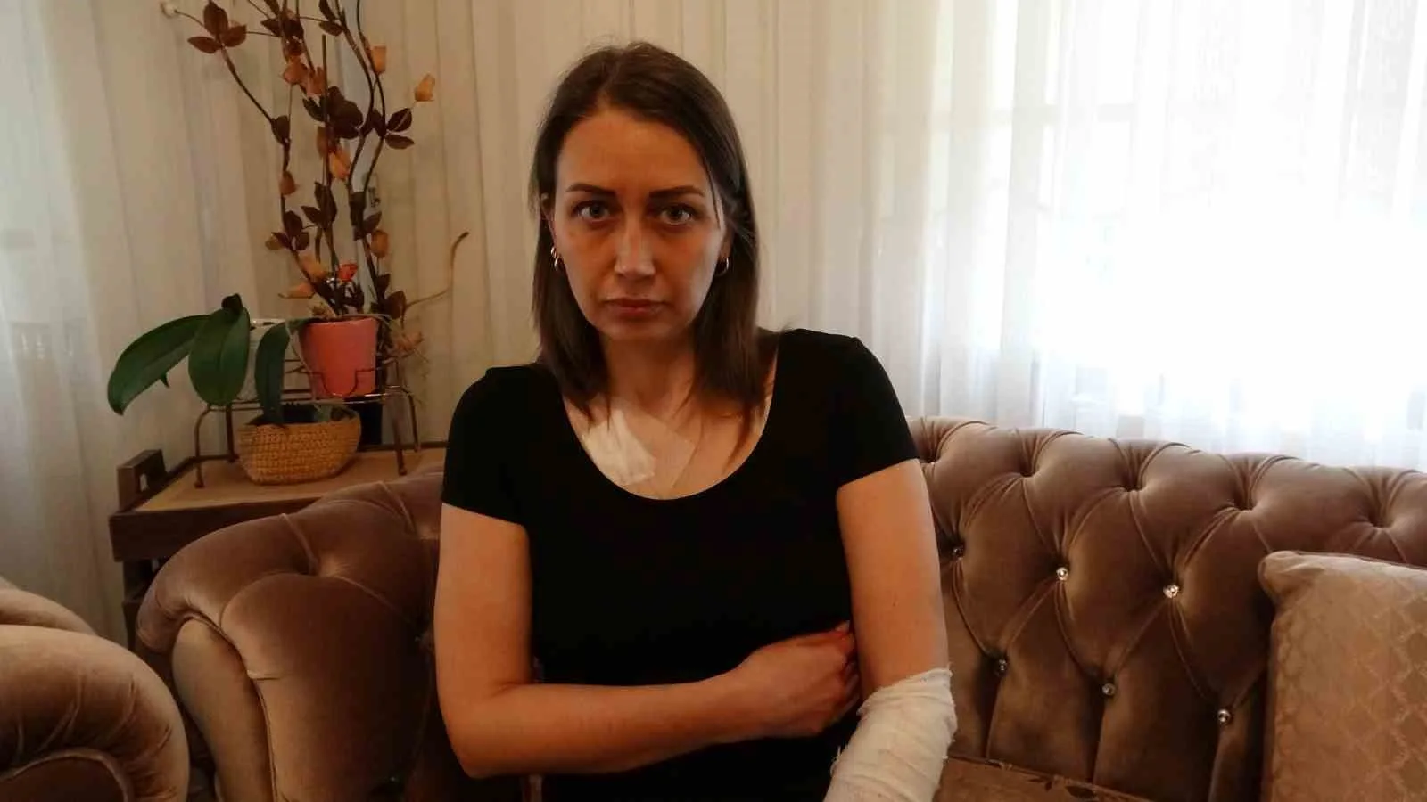 Sultangazi’de boşanma aşamasındaki eşinin aracının önünü kesen saldırgan, marketten bıçak