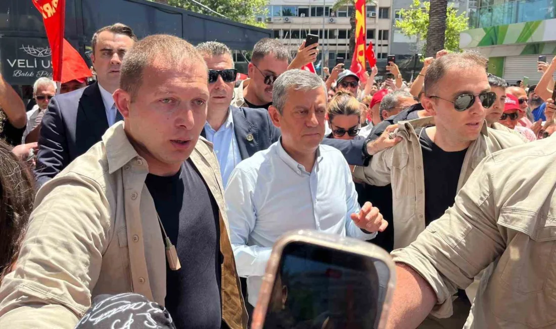 İzmir Valiliği’nin Cumhuriyet Meydanı için izin vermemesine rağmen alanda toplanmakta
