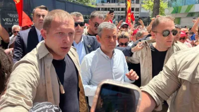 İzmir Valiliği’nin Cumhuriyet Meydanı için izin vermemesine rağmen alanda toplanmakta