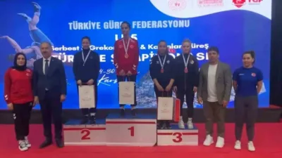 Kars’ta düzenlenen Türkiye Şampiyonası’nda 54 kiloda rakiplerini birer birer tuş