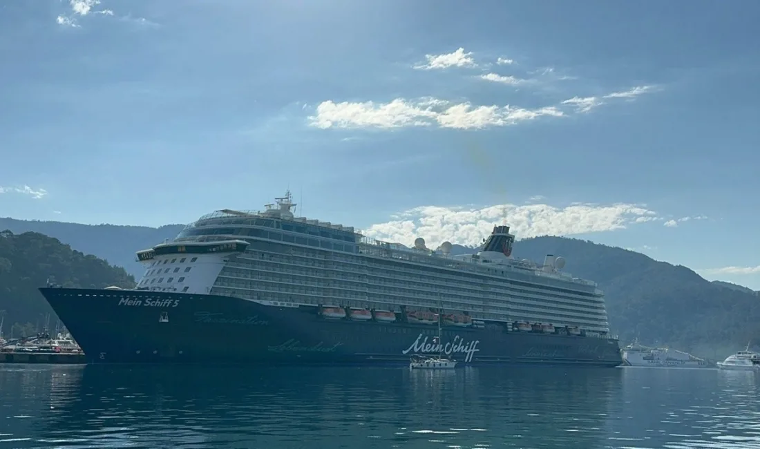 Marmaris Limanı, bu hafta ardı ardına ağırladığı üç dev kruvaziyer