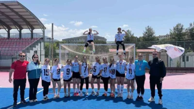 Osmaniye’de düzenlenen Okul Sporları Hokey Yıldız Kızlar Türkiye Şampiyonası’nda mücadele