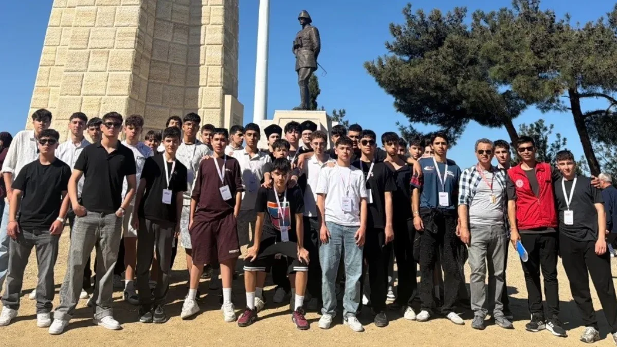 Menteşe Uluslararası Gençlik Merkezi gönüllüleri, "Bir Destandır Çanakkale" programı kapsamında