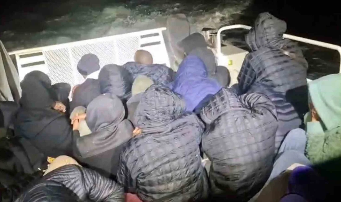 Muğla'nın Milas ilçesi açıklarında hareket halindeki lastik botu durduran Sahil